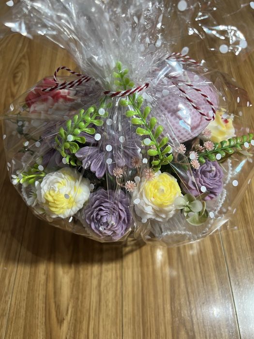 Aranjament cu flori de ceara parfumata facute manual