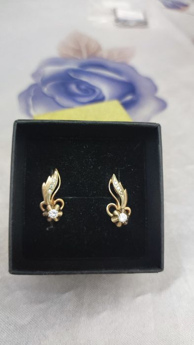 Серьги с бриллиантами.