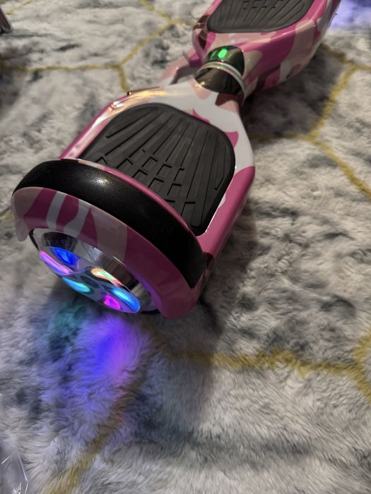 Hoverboard roz cu lumini și bluetooth (boxe încorporate)