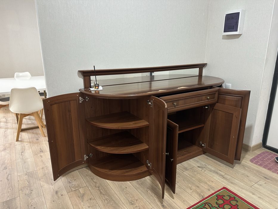 Классический комод (сервант) с зеркалом