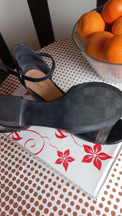 Дамски сандали с пета и стабилен ток.