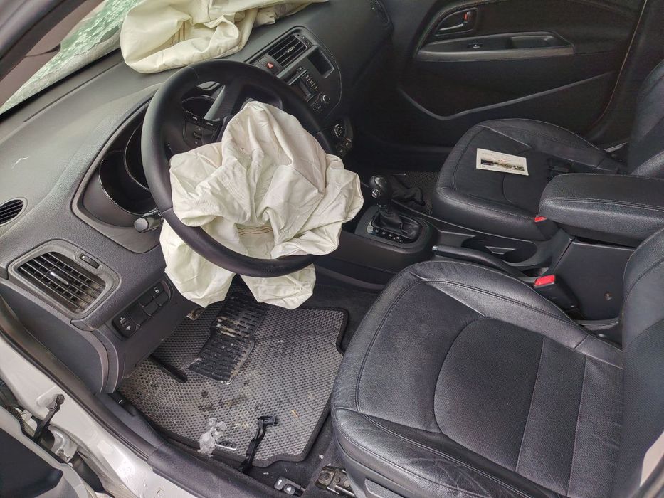 Avariniy Kia Riyo srochna sotiladi