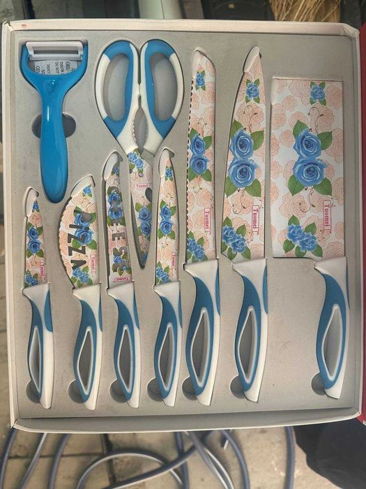 Продается 2 новых кухонных набора ножей