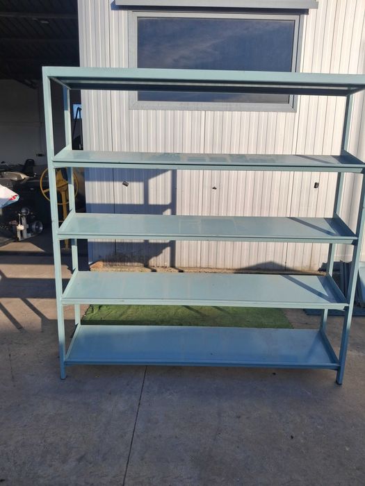 Метален стелаж за инструменти