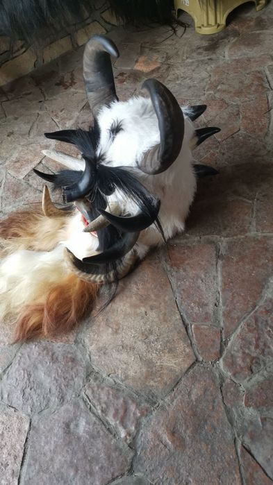 Продавам кукерска маска