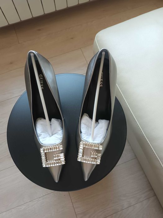 маркови дамски обувки на ток GUESS