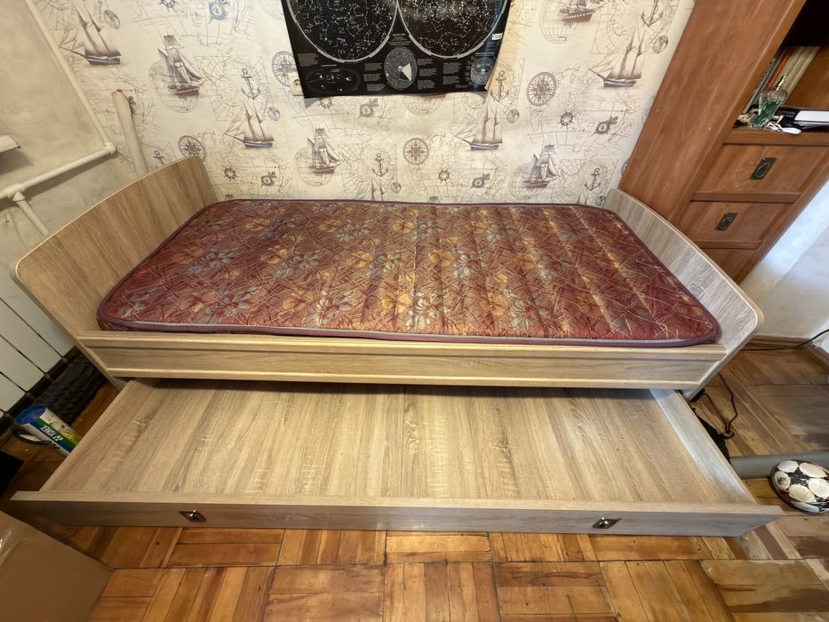 Продам 2 Шкафа для одежды и кровать