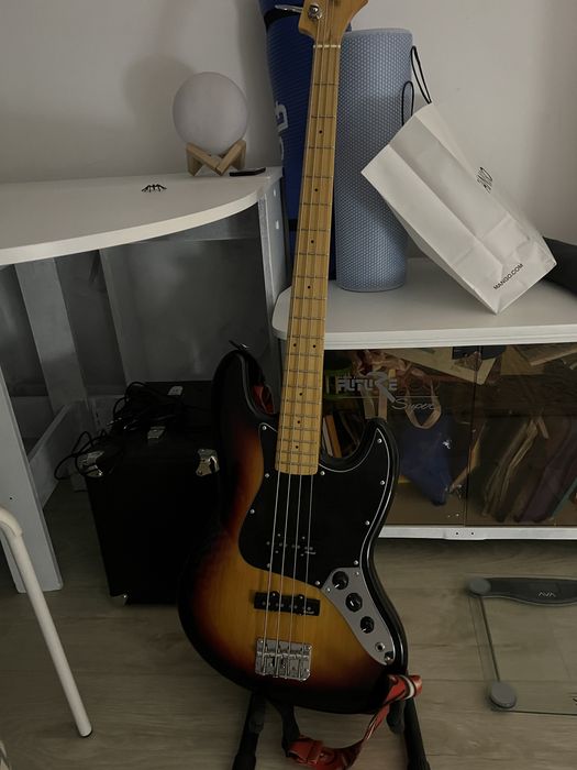 Бас гитара с усилителем