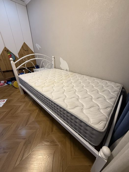 Продам кровать с матрасом