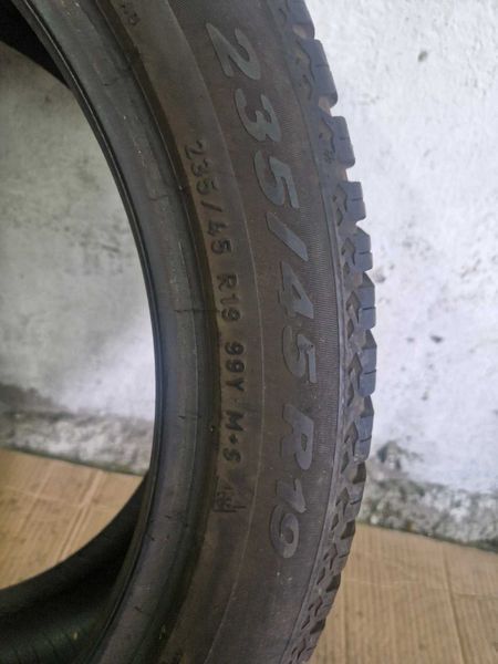 1 брой Pirelli  R19 235/45/ 
всесезонна гума
DOT0821