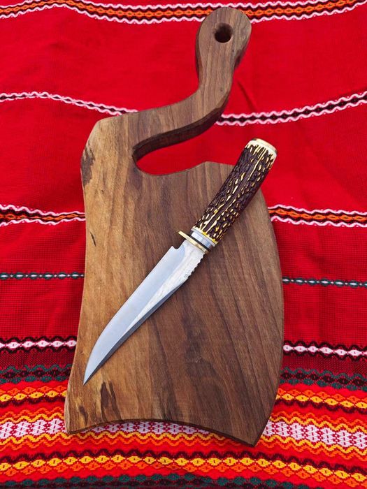 Орехова дъска със нож