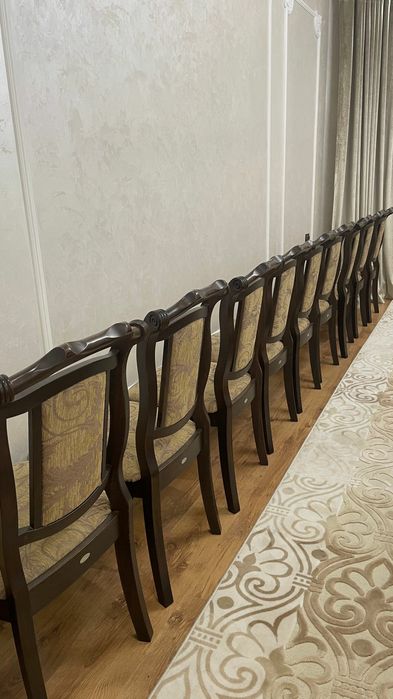 Стол стулья для гостей