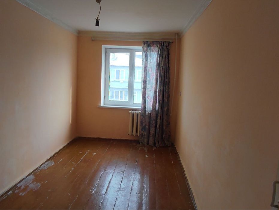 Сручна уй сотилади 
Хоналар сони 2 та
Каватлиги 2- кават 
Балкон 2х6