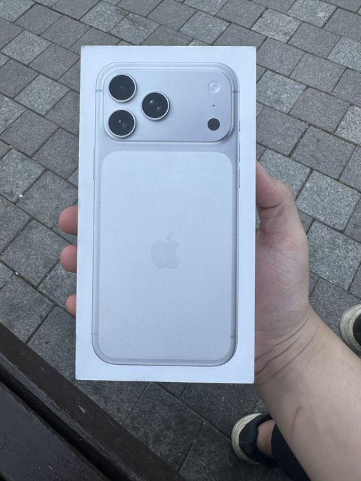 Продам 17 про макс
