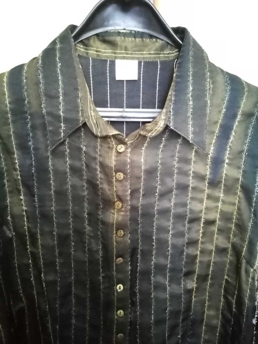 Официални дамски сако и риза.