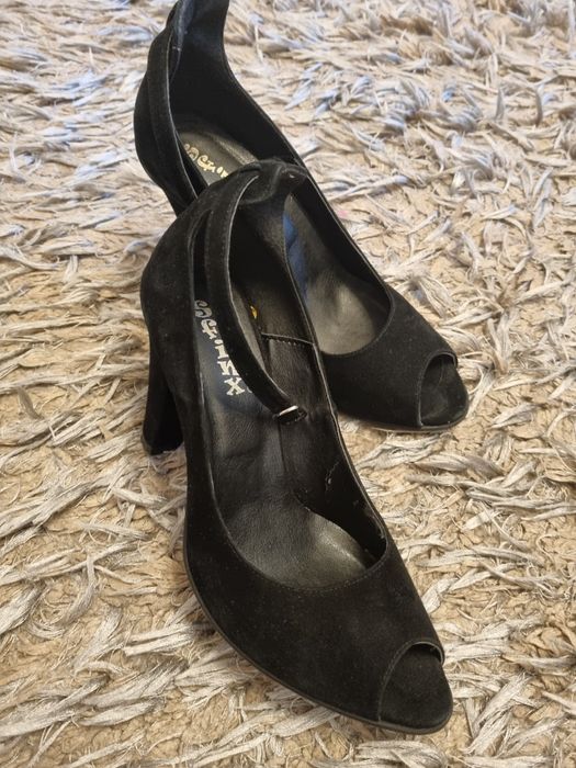 Vând pantofi din piele intoarsa