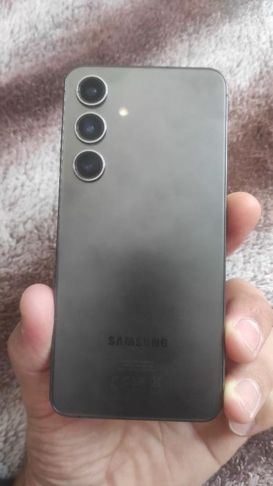 Продавам Samsung C24