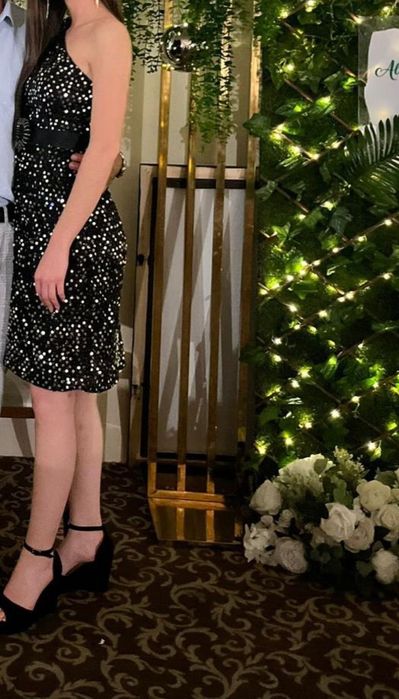 Vând rochii . Purtate o sigura dată .