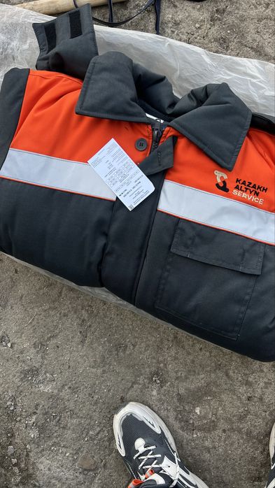 2 синий спец одежды и 4 куртки