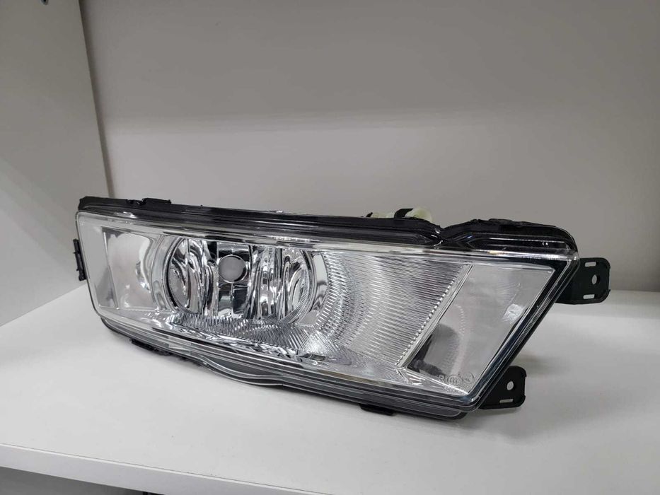 Противотуманная фара Skoda Rapid