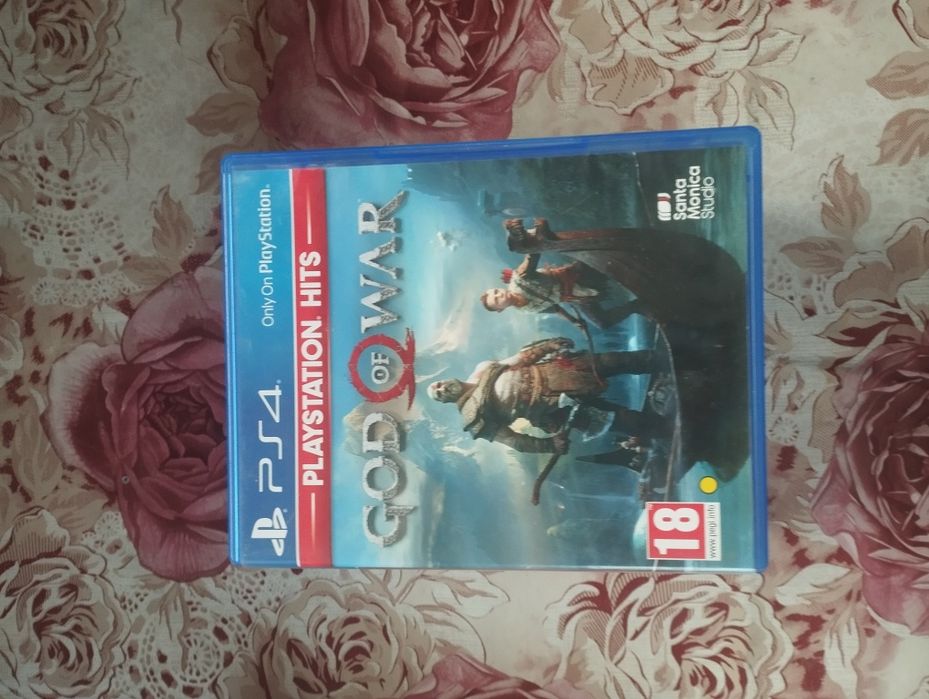 Продавам плейстейшън 4  pro