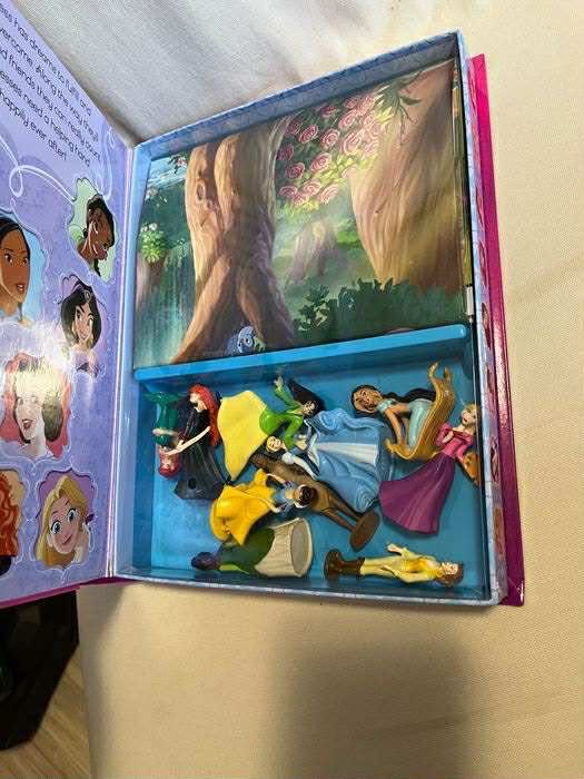 Книга на DISNEY, на англ. език