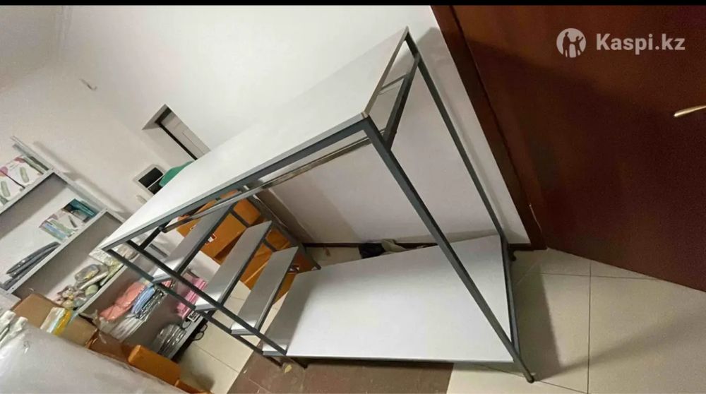 Стеллажи для магазина одежды