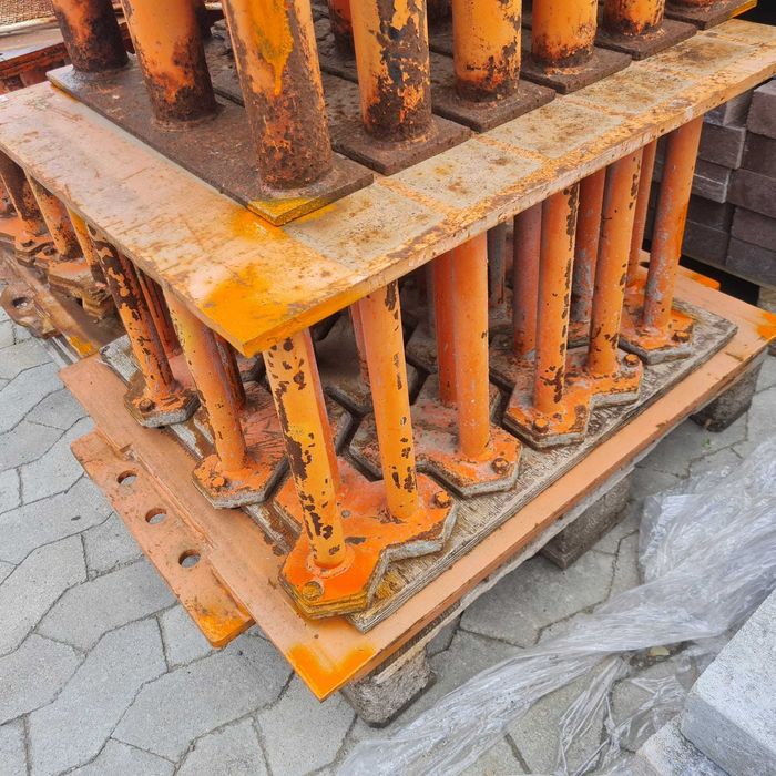 Vibropresă automată pentru fabricat pavaje cu 18 matrițe și 1450 tăvi