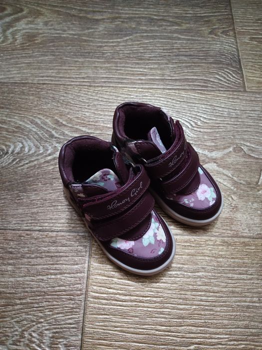 Продам детские ботинки