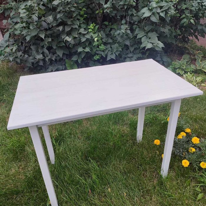 Стол и табуреты продам (стол и 4 табурета)