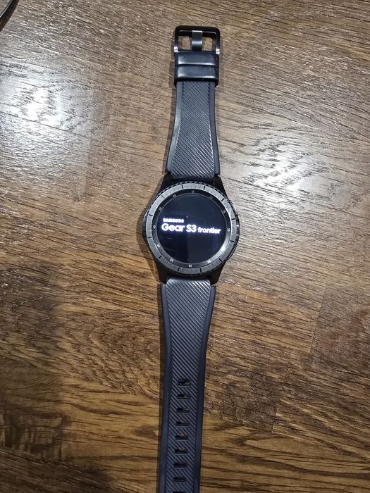 Смарт часовник Samsung S3 Gear Frontier с допълнително 6 цвята каишки.