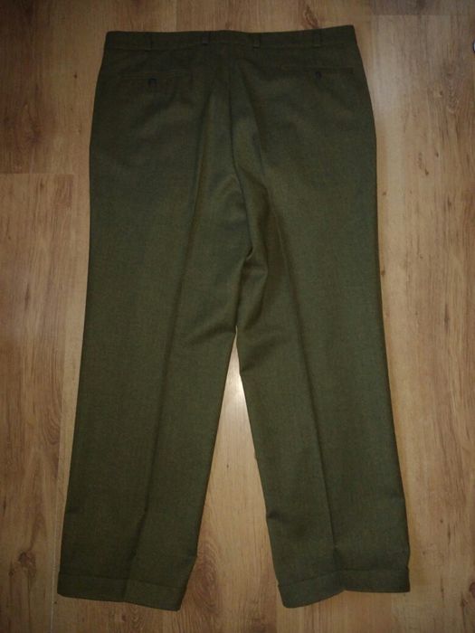 Pantaloni din stofă de lână mărimea 54 persoană mai scunda