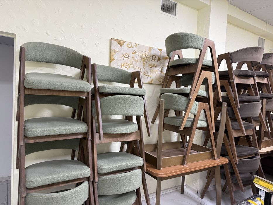 Срочно продается стол стулья