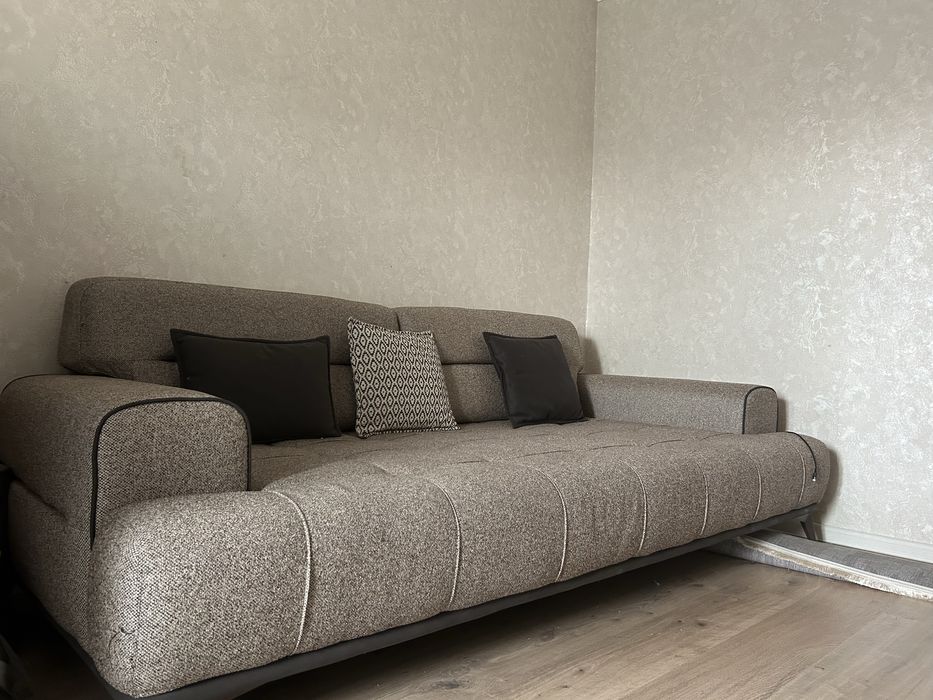 Диван,тумбчка,2 кресло