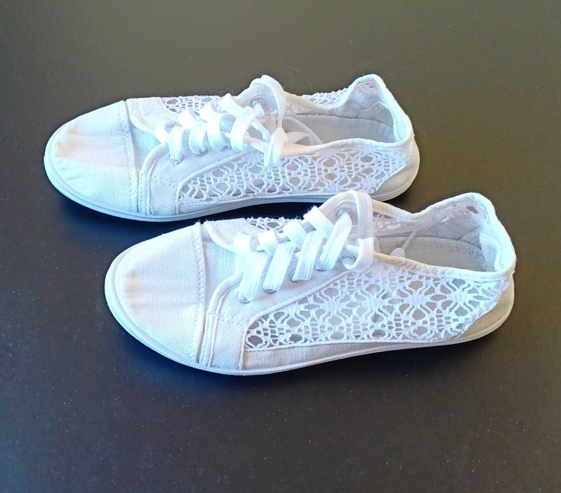 Teniși albi și gri