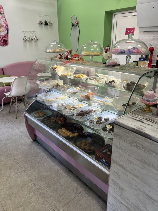 Витрина за сладки с LED осветление.