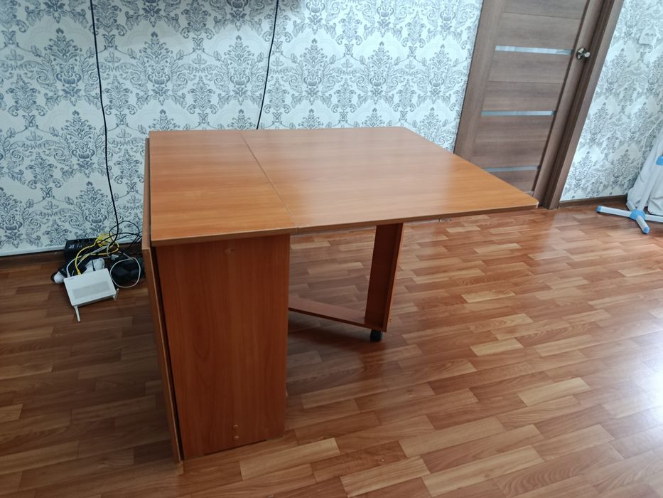 Продам стол книжка
