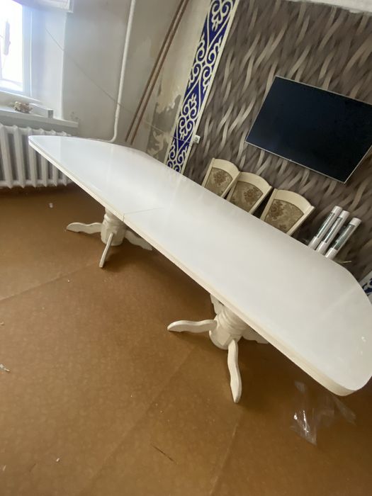 Стол гостиный.