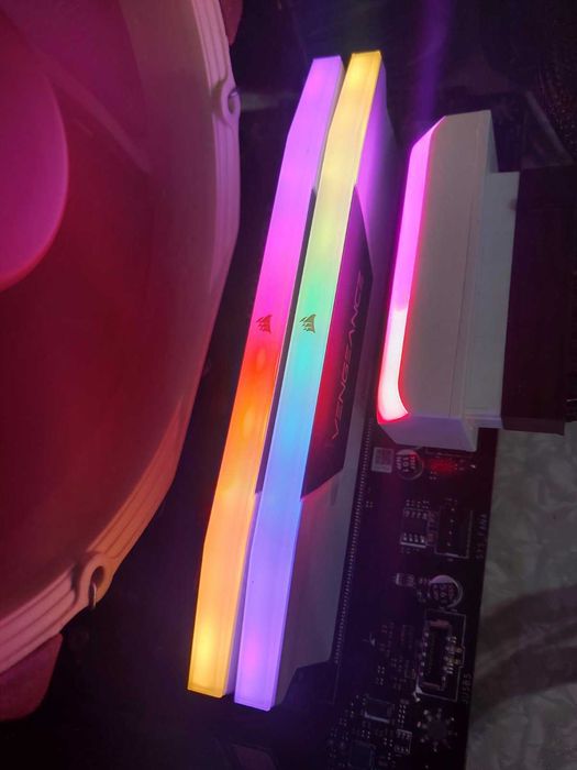 32GB 5200MT/s CL40 - Corsair Vengance RGB (XMP) DDR5