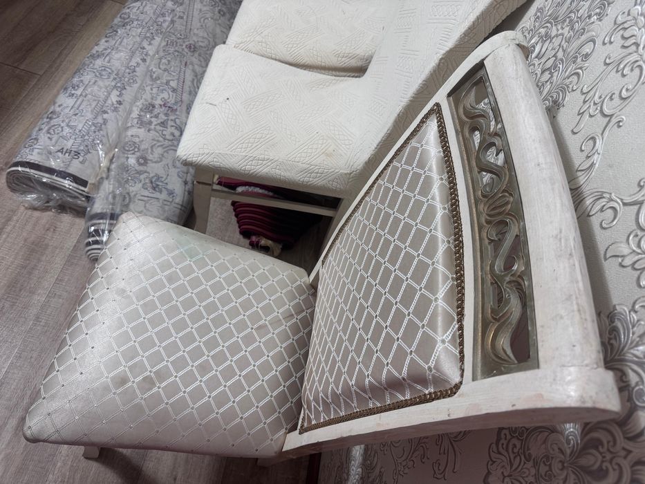 Стол с 16 стульями