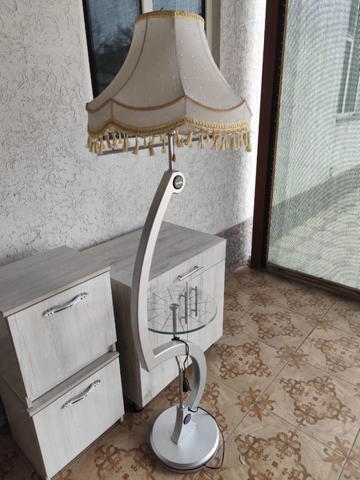 Продается напольный торшер (светильник)