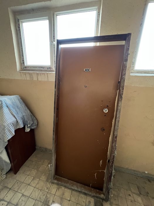 Продам железную дверь.