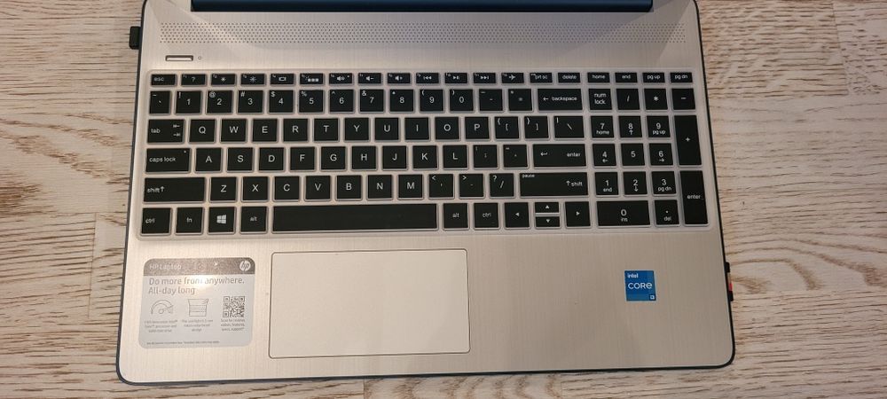 Vand laptop ca nou ,cu cutie