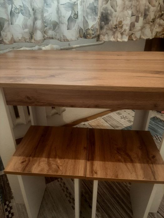 Стол и 4 табуретки