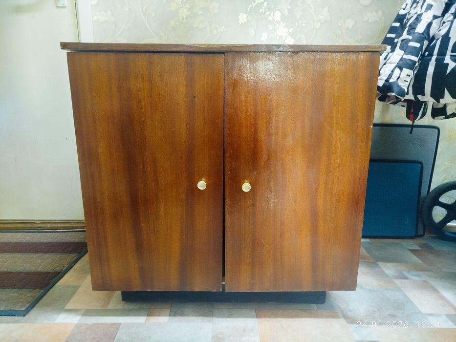 Продается тумба и стул(ширина 72см)