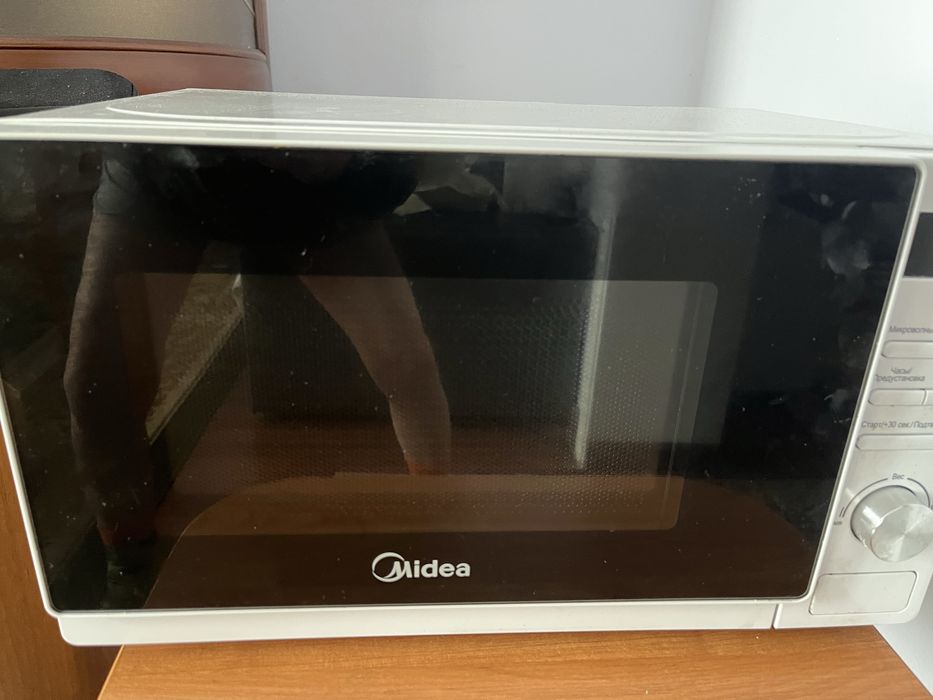 Продается микроволновка печь Midea мощность 700 вт