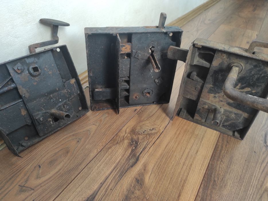 Încuietori vechi din fier forjat