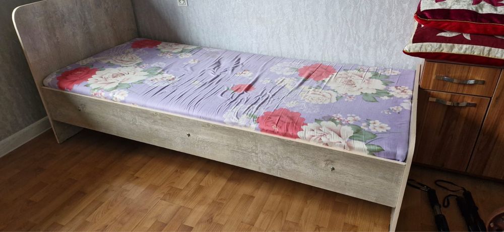 Кровать односпальная размер 70х200 см почти новые не использовали