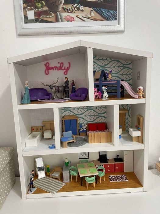 Casuta din lemn pentru papusi cu mobilier (LIDL) si figurine (FROZEN)