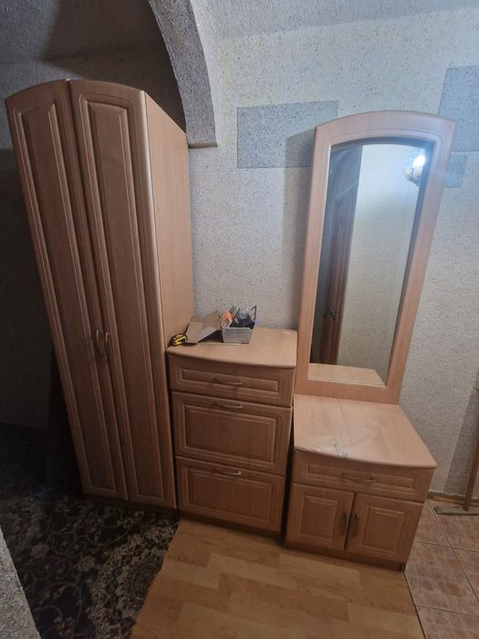 Прихожая с зеркалом и тумбой